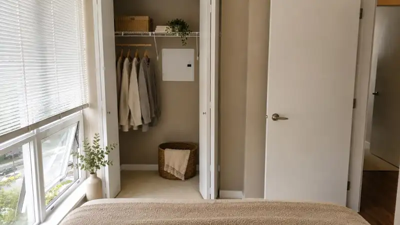 1002 9981 WHALLEY BOULEVARD - photo 4 of 11