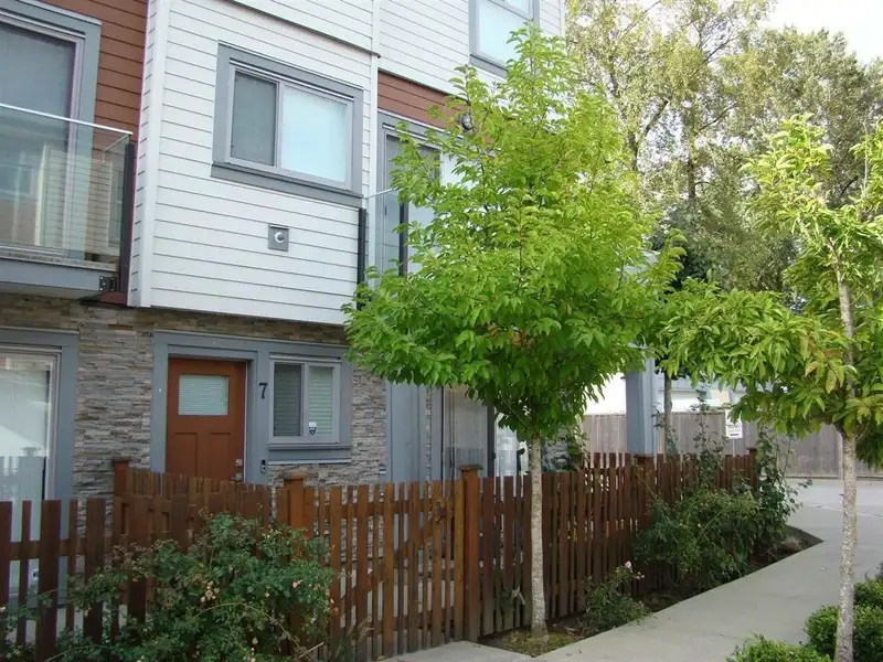 7 13328 96 AVENUE - photo 2 of 40