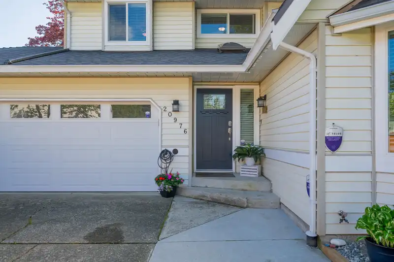 20976 93B PLACE - photo 3 of 40