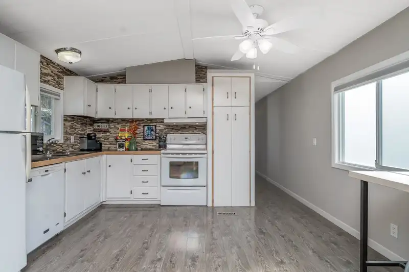 33 2315 198 STREET - photo 2 of 30