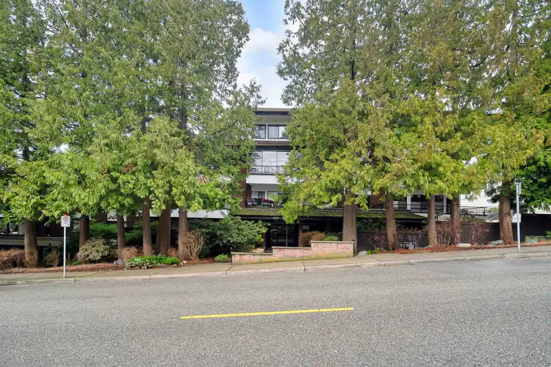 305 1319 MARTIN STREET - photo 1 of 26