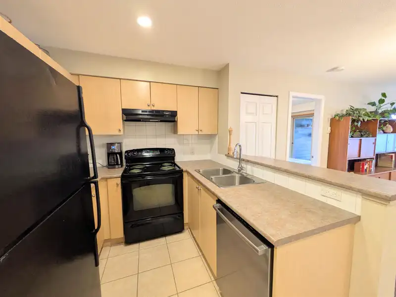 2210 244 SHERBROOKE STREET - photo 2 of 18