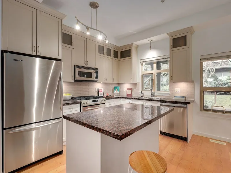 124 250 SALTER STREET - photo 1 of 25