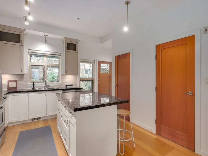 124 250 SALTER STREET - photo 2 of 25