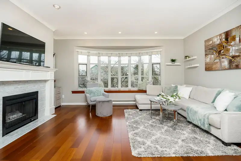 104 222 W 4TH STREET - photo 2 of 34
