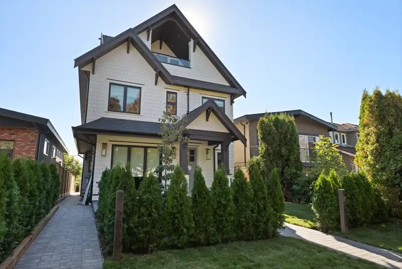 2 2680 E 5TH AVENUE - photo 2 of 36