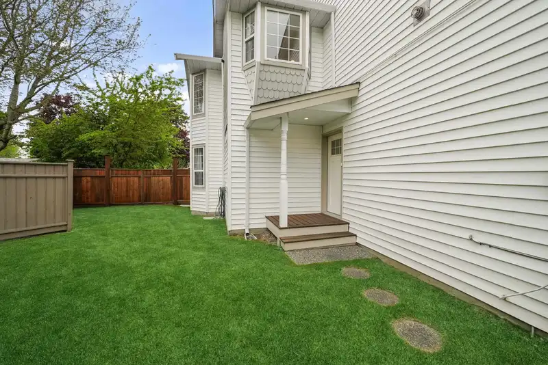 21831 44A AVENUE - photo 4 of 40