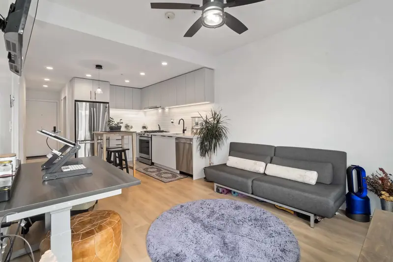 505 3018 ST GEORGE STREET - photo 1 of 25