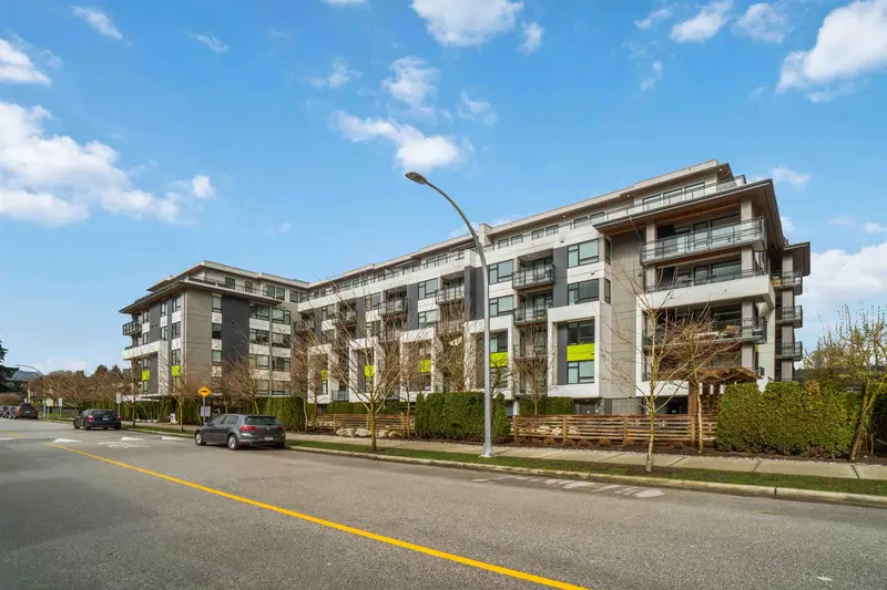 505 3018 ST GEORGE STREET - photo 4 of 25