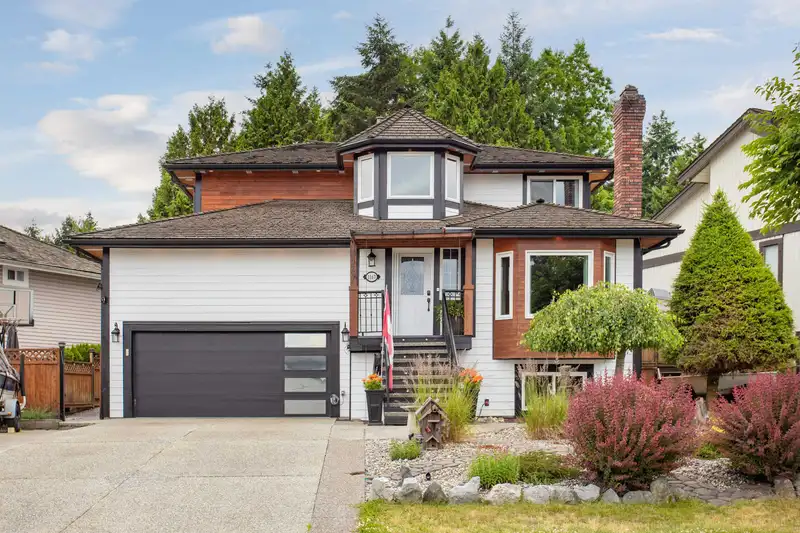 1167 CASTLE CRESCENT - photo 1 of 39