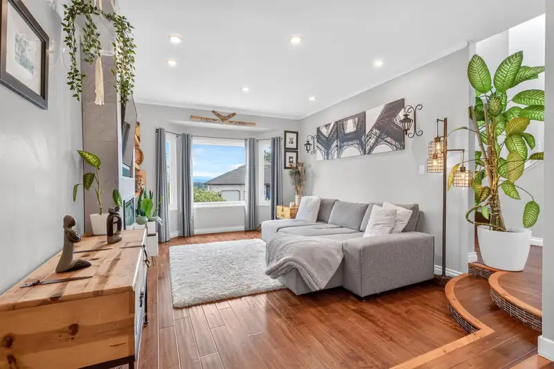 1167 CASTLE CRESCENT - photo 4 of 39