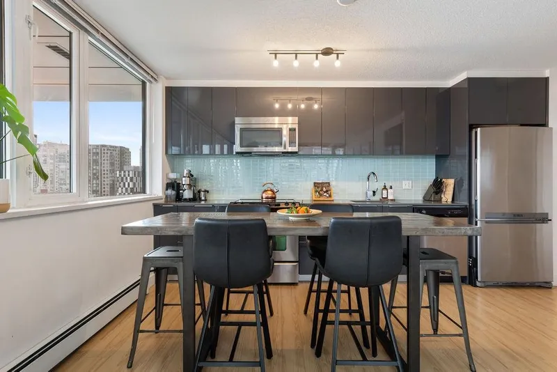 609 1325 ROLSTON STREET - photo 3 of 19