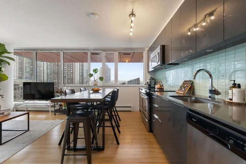 609 1325 ROLSTON STREET - photo 4 of 19