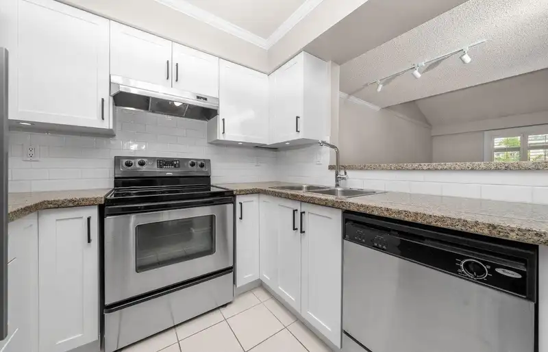 301 235 W 4TH STREET - photo 3 of 17