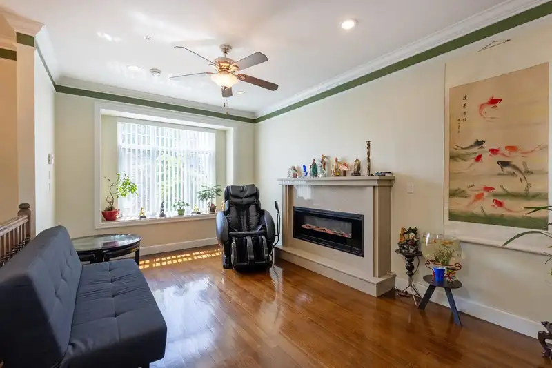 2643 E 8TH AVENUE - photo 4 of 35