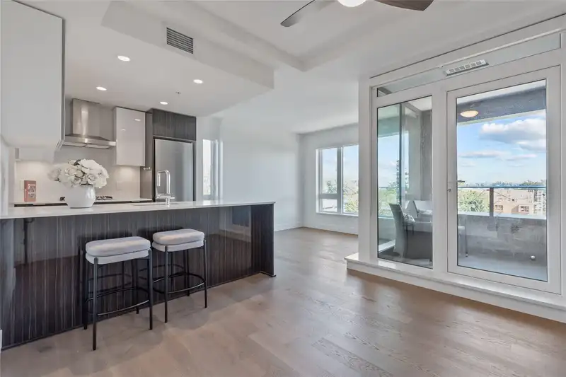 401 7777 CAMBIE STREET - photo 3 of 20