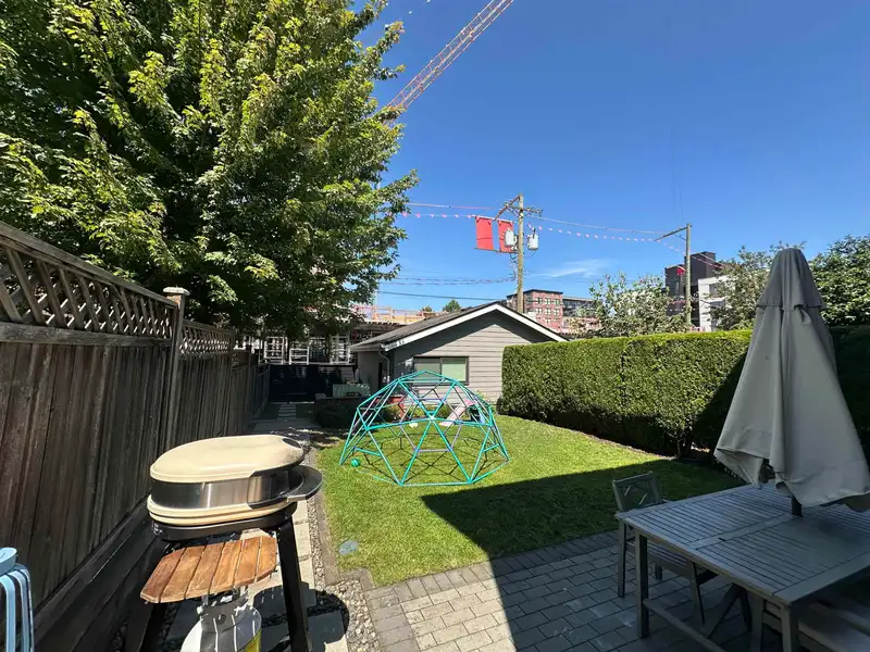 2073 E PENDER STREET - photo 2 of 36