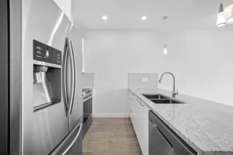 514 20696 EASTLEIGH CRESCENT - photo 1 of 24