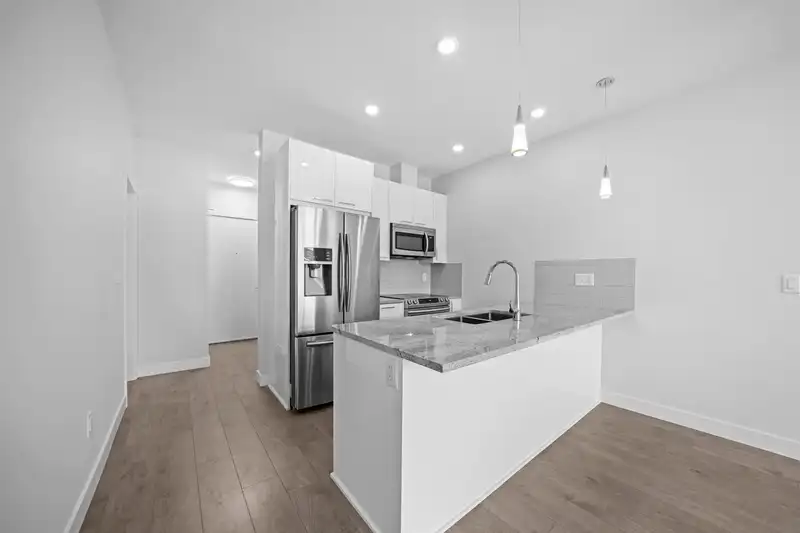 514 20696 EASTLEIGH CRESCENT - photo 3 of 24