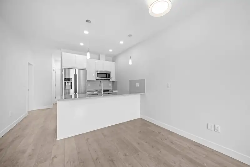 514 20696 EASTLEIGH CRESCENT - photo 4 of 24