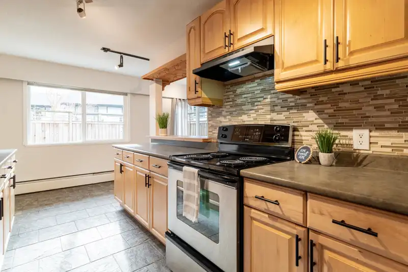 59 928 PREMIER STREET - photo 3 of 33