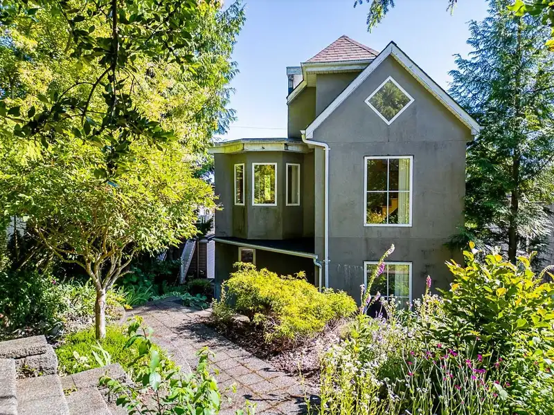 375 TEMPE CRESCENT - photo 1 of 29