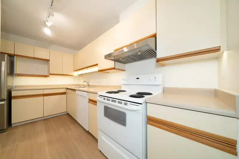 305 5790 PATTERSON AVENUE - photo 4 of 26