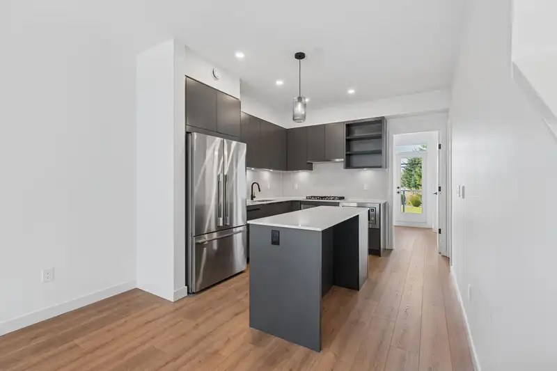 213 921 GRANT STREET - photo 3 of 12