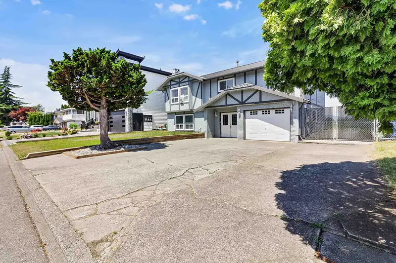 32745 OKANAGAN DRIVE - photo 4 of 40