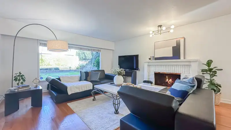 1092 KINGS AVENUE - photo 1 of 31