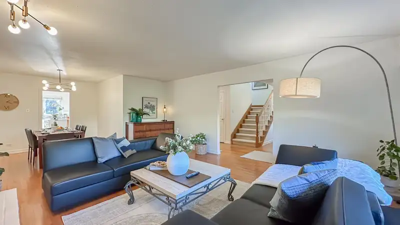 1092 KINGS AVENUE - photo 3 of 31