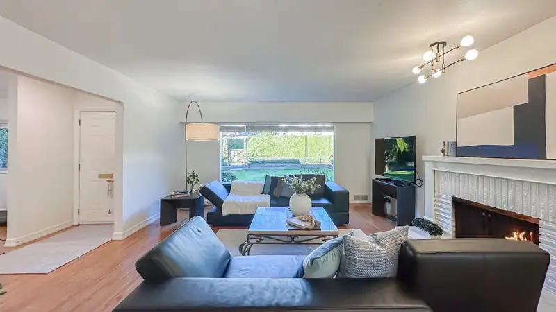 1092 KINGS AVENUE - photo 4 of 31