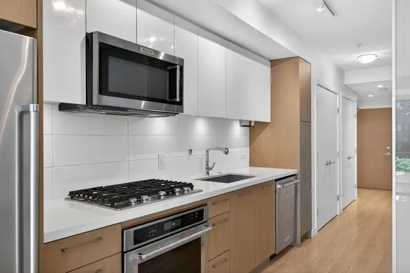 304 384 E 1ST AVENUE - photo 2 of 35