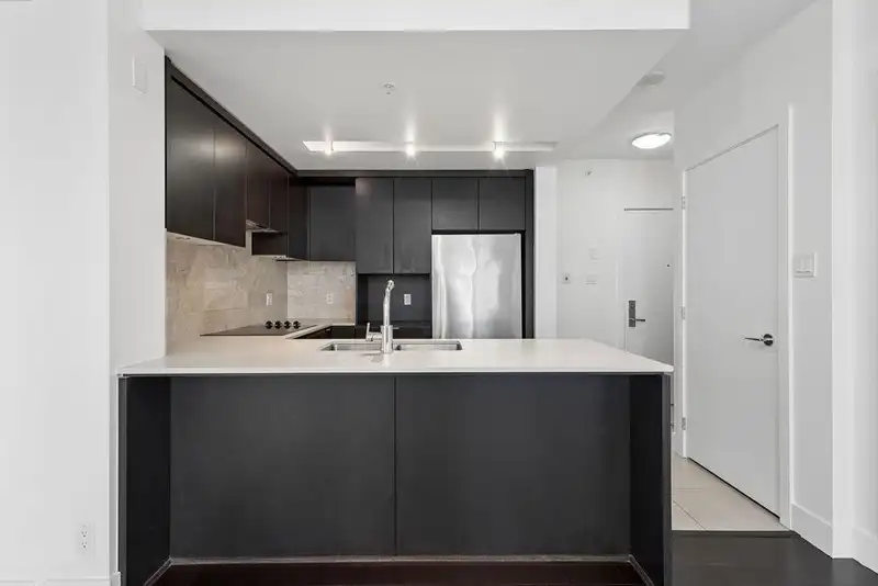 1208 1320 CHESTERFIELD AVENUE - photo 4 of 25