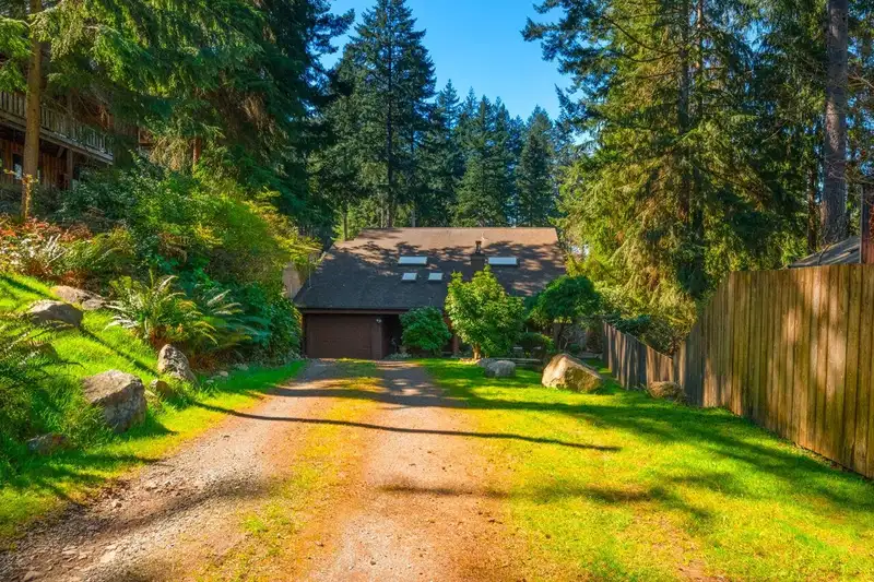 574 COWAN ROAD - photo 2 of 33