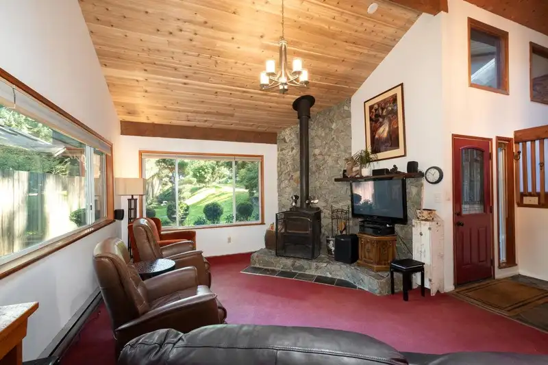574 COWAN ROAD - photo 3 of 33