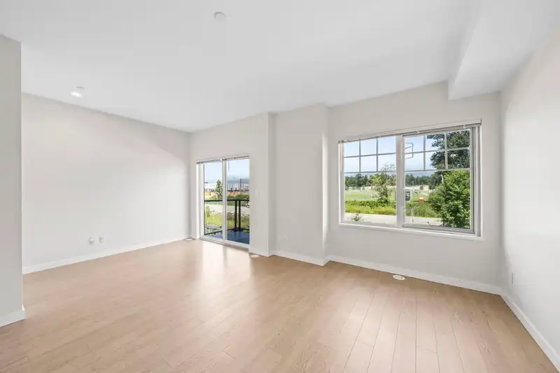 136 19451 SUTTON AVENUE - photo 3 of 40