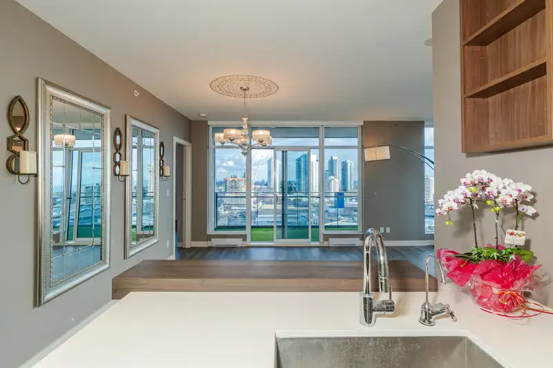 1909 4688 KINGSWAY - photo 1 of 36