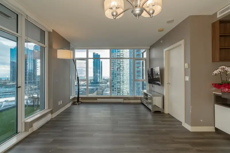 1909 4688 KINGSWAY - photo 2 of 36
