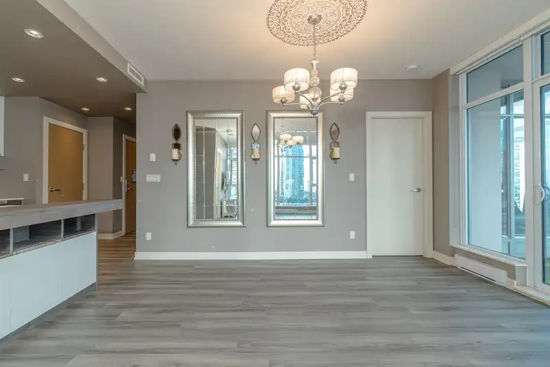 1909 4688 KINGSWAY - photo 3 of 36