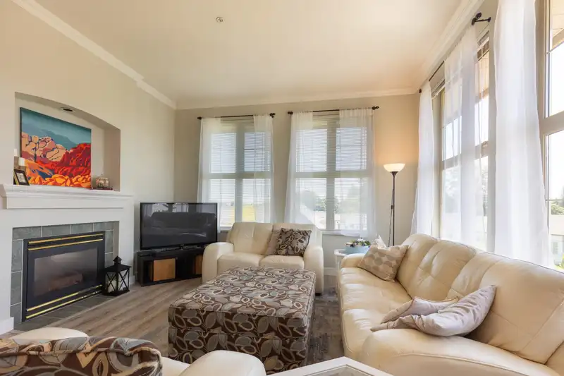 415 15210 GUILDFORD DRIVE - photo 3 of 21