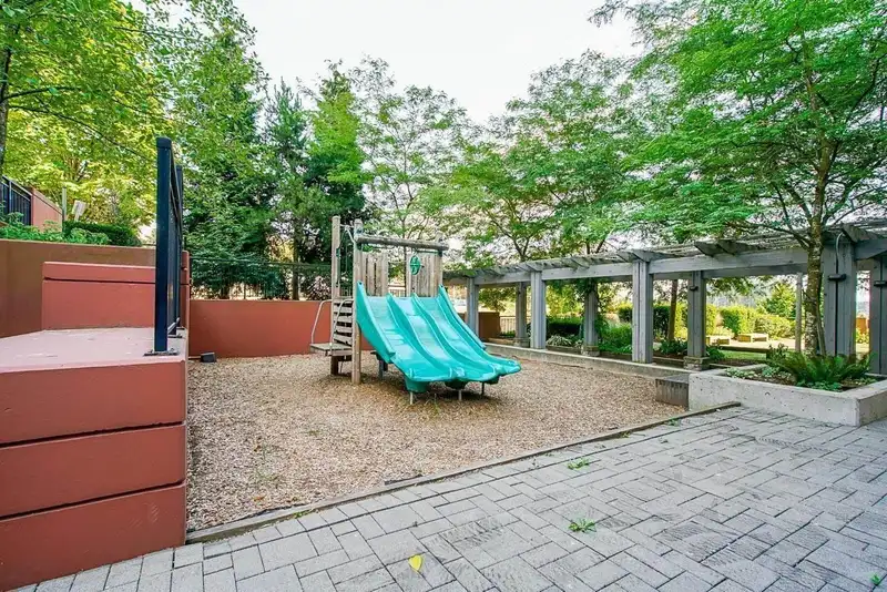 606 814 ROYAL AVENUE - photo 3 of 21