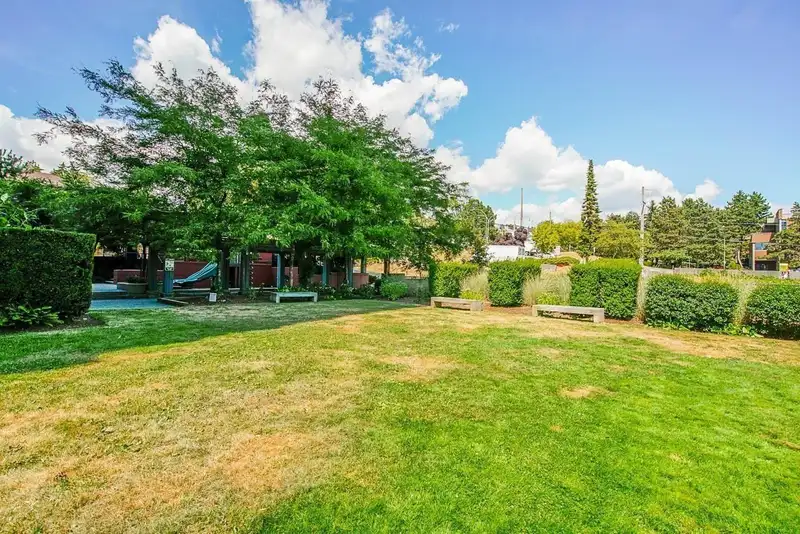 606 814 ROYAL AVENUE - photo 4 of 21