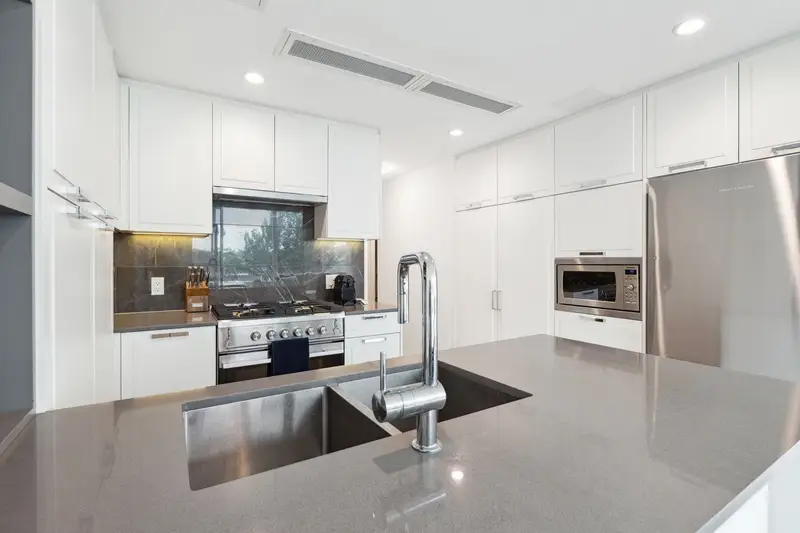 403 1471 HUNTER STREET - photo 4 of 23