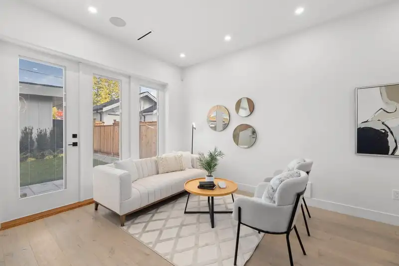 2 529 E 51ST AVENUE - photo 4 of 34