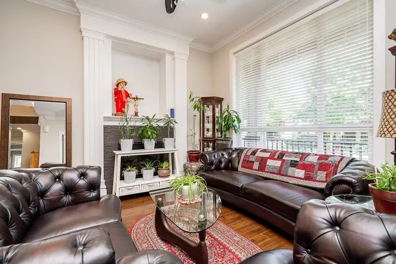 19338 72A AVENUE - photo 2 of 40