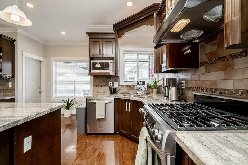 19338 72A AVENUE - photo 3 of 40