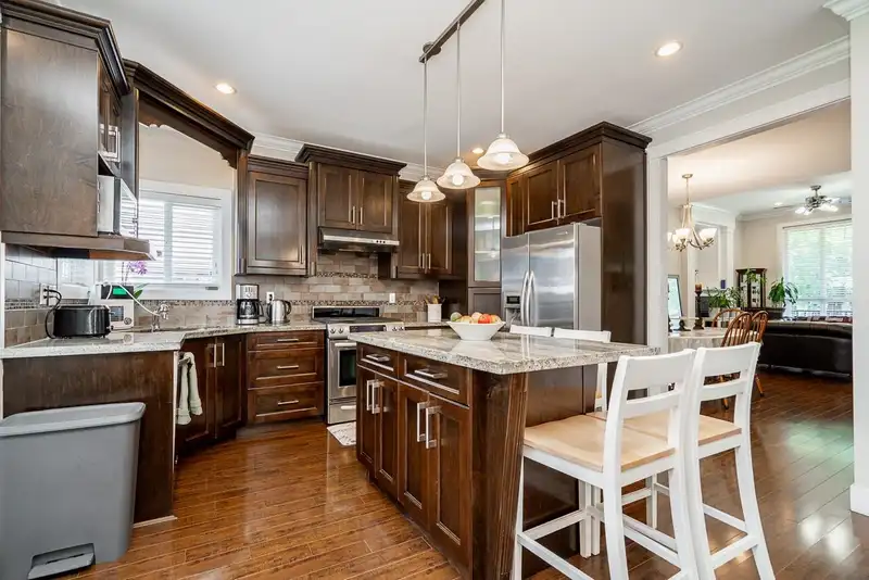 19338 72A AVENUE - photo 4 of 40