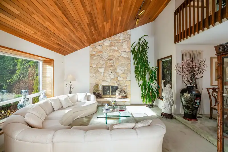 11701 SUMMIT CRESCENT - photo 3 of 37