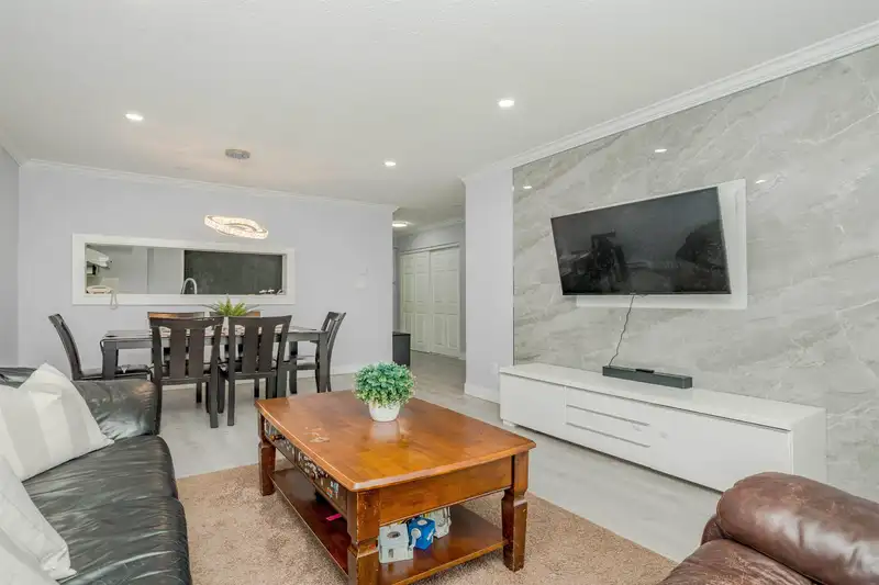 312 16137 83 AVENUE - photo 1 of 37